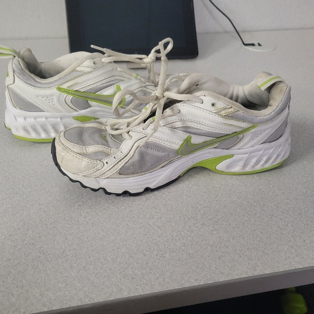 Ladies Nike Tennis Shoes Size 8